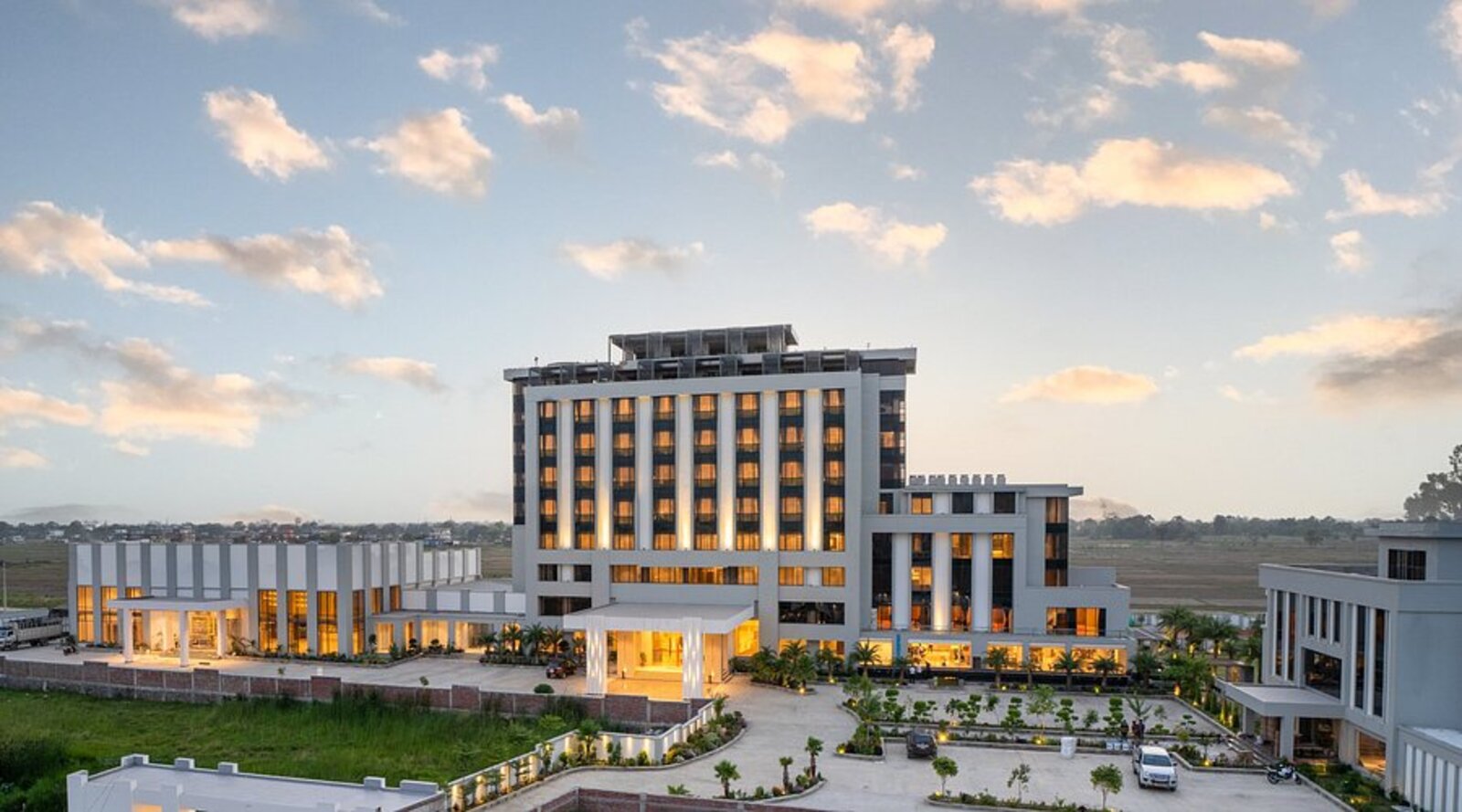 Siddhartha Vilasa, Siddharthanagar — 5* modern oasis 6 km from the border with pools, rooftop bar and spa